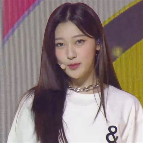 Pin By On Choerry La Girls Girl Odd Eyes