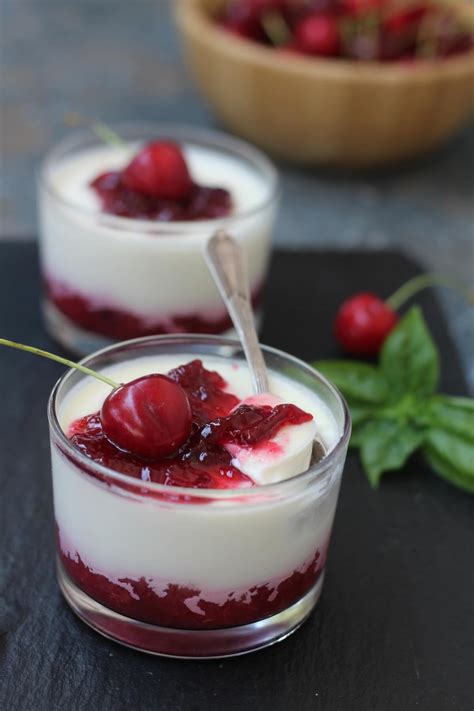 Panna Cotta Con Salsa Di Ciliegie Dolce Al Cucchiaio Fresco E Goloso