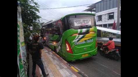 Kesaksian Penumpang Detik Detik Bus Oleng Hindari Truk Malah Tabrak