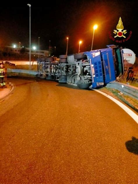 Incidente Sulla Basentana Si Ribalta Tir Carico Di Olio D Oliva