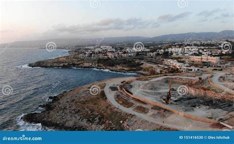 Silueta Del Hombre De Negocios Cowering El Volar Sobre La Isla Paisaje