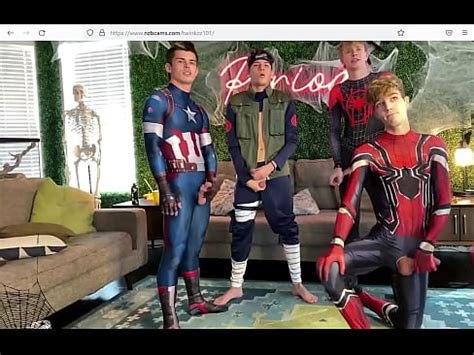 Chicos gays cachondos en trajes ajustados de spandex están de humor para el sexo gay XVIDEOS