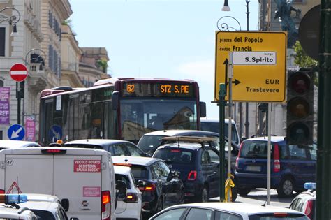 Roma Prigioniera Di Se Stessa L Inferno Dei Cantieri Radio Colonna