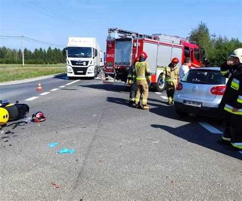 ZDERZENIE motocyklisty z osobówką na DW 975 GROŹNY wypadek w Dębinie