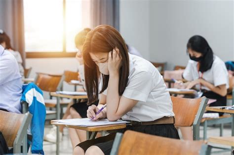 Estudantes Universit Rios Que Escrevem Em Provas De Exame Final Na Sala