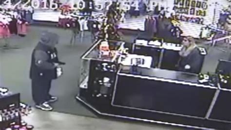 Youtube Dos empleadas de un sex shop ahuyentan a un atracador lanzándole consoladores