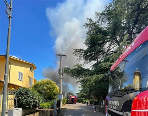 Incendio In Un Capannone Abbandonato A Campi Bisenzio Chiudete Le