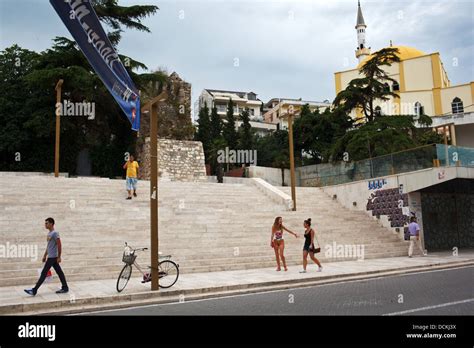 Scène de rue par les étapes qui conduisent à l Xhamia e Madhe nouvelle