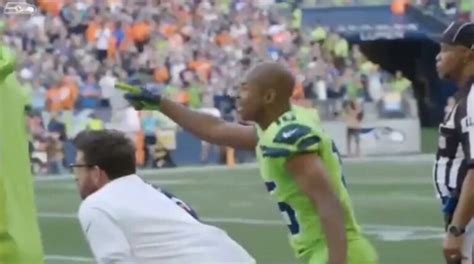 Sideline Footage Shows Seahawks WR Tyler Lockett Telling Teammates He