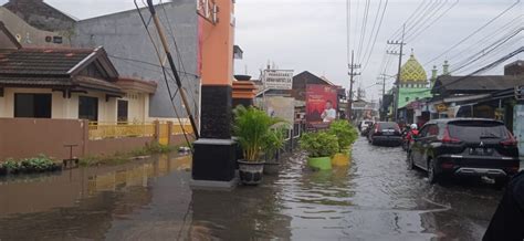 Genangan Air Di Beberapa Wilayah Kecamatan Waru Karena Hujan Lebat