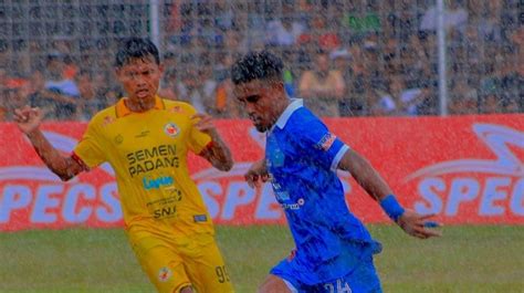 Final Liga 2 Semen Padang Vs PSBS Biak Terhenti Flare Berkobar Fans