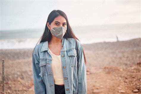 Mujer Joven Latina Posa Caminando En La Arena Durante Un Bello