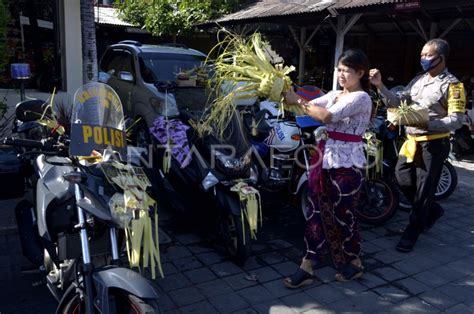 Persembahyangan Tumpek Landep Antara Foto