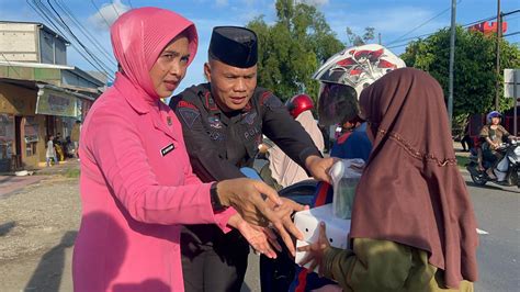 Brimob Bone Bersama Baznas Bagi Takjil Dan Nasi Kotak Ke Pengguna Jalan