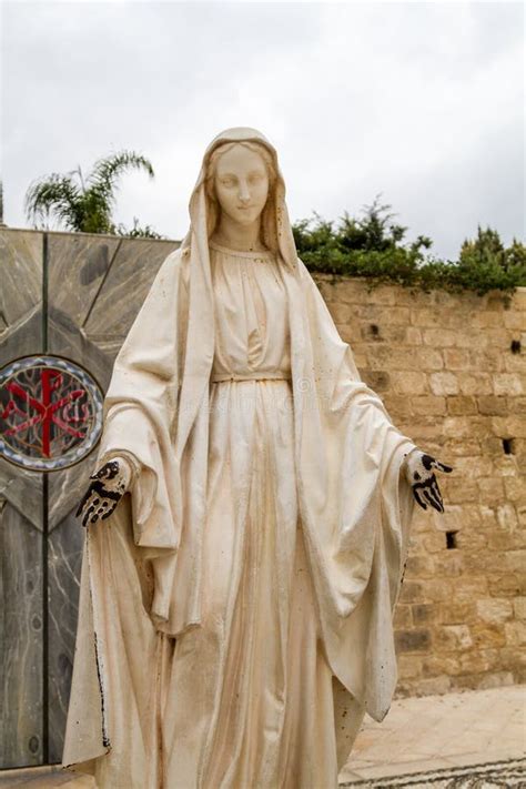 Estatua De La Virgen María Iglesia Del Anuncio En Nazaret Foto de