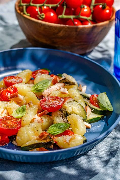 Gnocchi Caprese Pakketjes Met Courgette En Honingtomaten Francesca Kookt