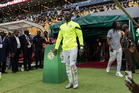 Sadio Mané l inauguration d un terrain de football à Bambali