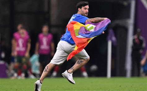 Seis meses de prisión a aficionado con bandera LGBT en Qatar 2022