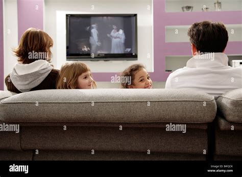 Familia Viendo La Televisi N Fotograf A De Stock Alamy