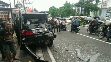 Diduga Kurang Konsentrasi Sopir Truk Hantam Belakang Toyota Alphard