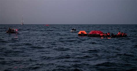 Segelschiffe Nadir Und Astral Retten Menschen Aus Gekentertem Boot