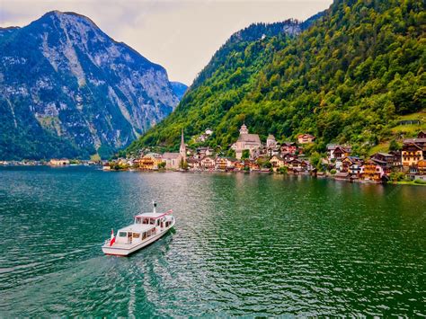 Premium Photo | Beautiful mountain village hallstatt in the austrian