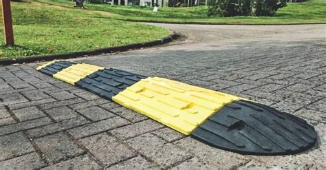 Quebra Molas Tem Hífen - Aprenda a passar por um quebra-molas sem quebrar o seu carro | Quatro Rodas
