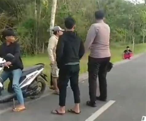 Remaja Berani Tantang Petugas Polisi Duel Di Jalanan Aksi Viral Di