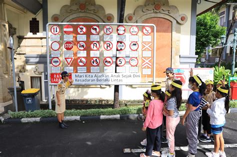 Pelaksanaan Sadar Lalu Lintas Usia Dini Salud Di Poltrada Bali