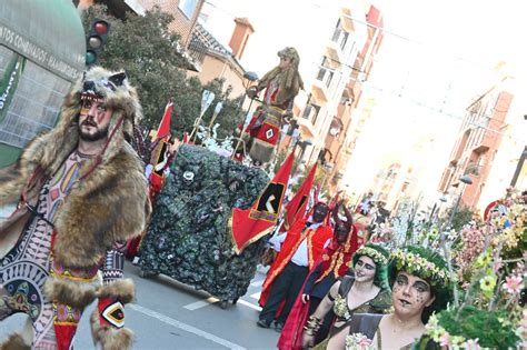 1 500 personas y 21 peñas hoy en el Concurso Regional de Carrozas y