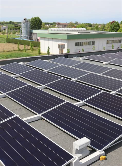 Impianto Fotovoltaico Con Zavorre Su Tetto Piano Di Edificio