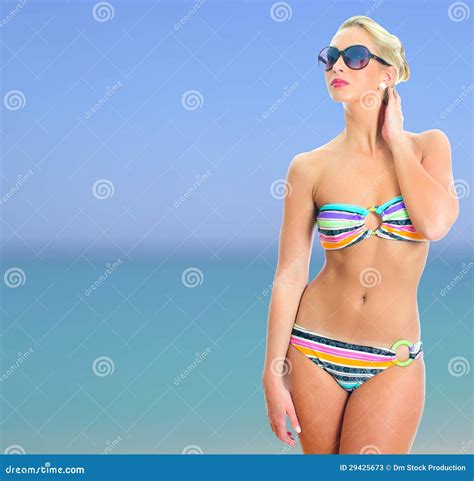 Muchacha Rubia En Bikini Rayado Imagen De Archivo Imagen De Vacaciones Relaje 29425673
