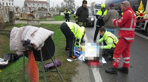 Con Lauto Nel Fosso Muore Mamma Incinta Di Tre Mesi