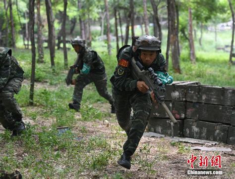 吉林武警特战队员野外拓展训练场面激烈 军事 中国网