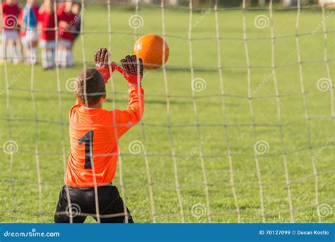 De Jongenskeeper Verdedigt Stock Afbeelding Image Of Sprong