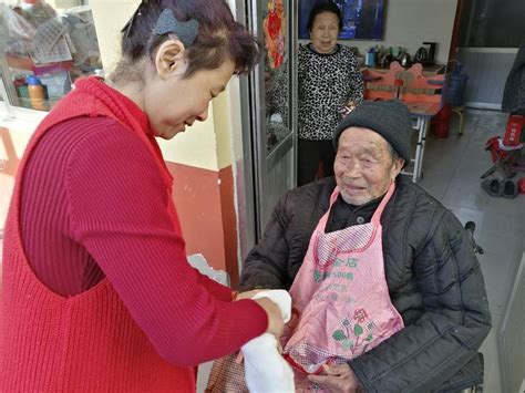 山东好人潍坊高密杜玉芹：十六年如一日，照料公公显孝心老人生活工作