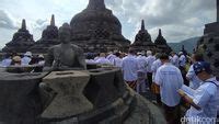 Umat Buddha Gelar Doa Bersama Untuk Palestina Di Puncak Candi Borobudur