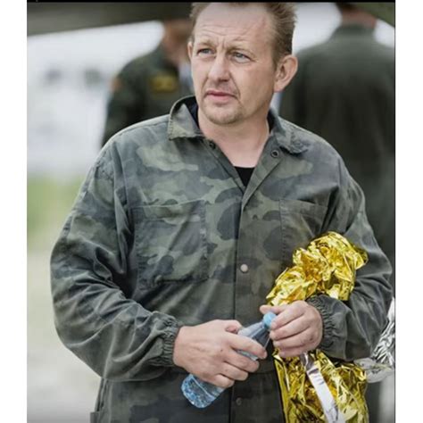 Убиец крие труп в подводница
