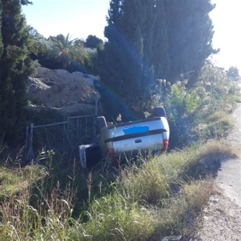 Una mujer de 56 años herida al volcar el coche en el que viajaba en el