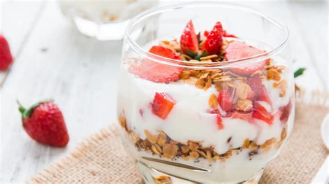 Parfait de yogur y fresas una receta barata y fácil para un rico