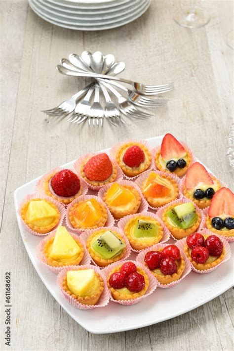 Foto Stock Pasticcini Mignon Alla Frutta Con Crema Pasticcera Adobe Stock