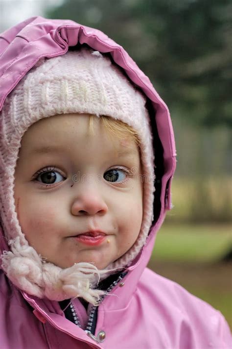 девушка пальто с капюшоном немногая Стоковое Фото - изображение ...