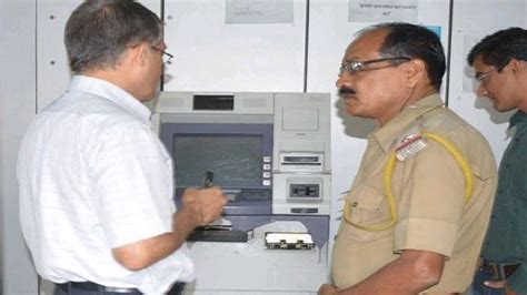 Delhi Police Busts Gang Involved In Atm Thefts 5 Arrested India Tv