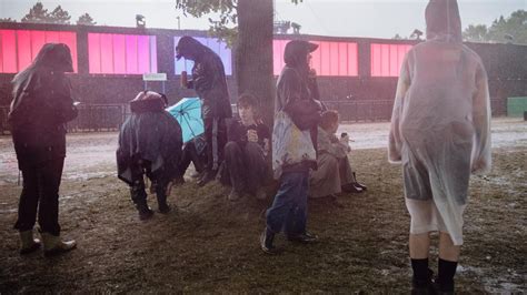 Roskilde Festival ramt af kortvarigt uvejr Lukket scene er genåbnet