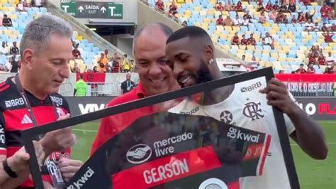 Gerson é homenageado antes de completar 200 jogos pelo Flamengo no