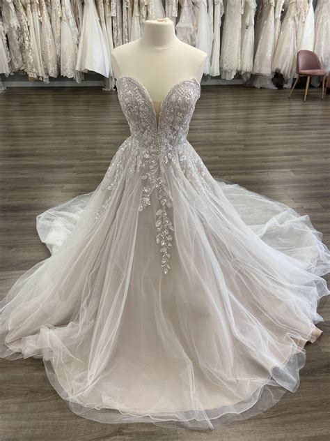 Allure Bridals Style 9852 Sample Wedding Dress Stillwhite