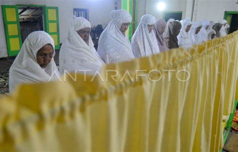 Tarawih Pertama Tarekat Naqsabandiyah Antara Foto