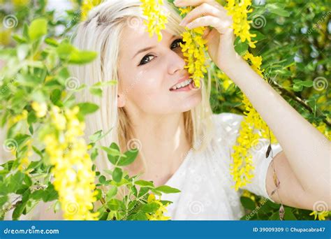 Belle Fille Blonde Avec Les Fleurs Jaunes Image Stock Image Du Tony Verticale 39009309