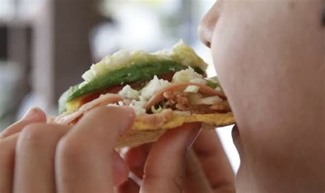 Lo Corren Por Comerse Una Tostada Tras A Os Trabajando En