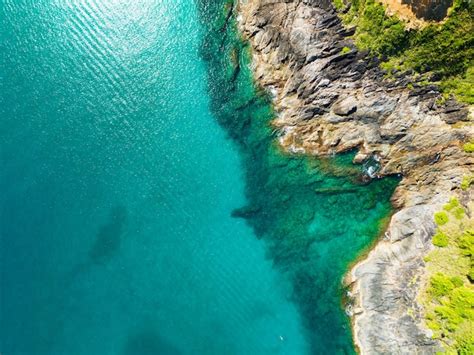 Vista A Rea Das Ondas Do Mar Ondas Brancas De Espuma Nas Rochas